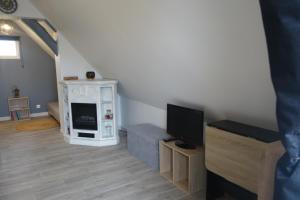 sala de estar con TV y sofá en O'bon'Eure, en Bray