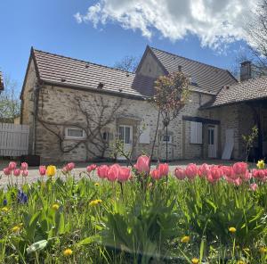 een tuin met tulpen voor een huis bij Domaine Les Bertrands in Couches