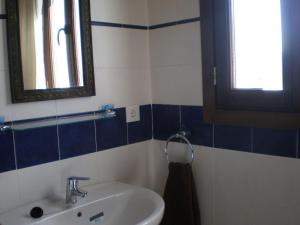Koupelna v ubytování Apartamentos Rurales El Cañuelo de Carcabuey