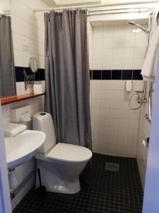 Koupelna v ubytování Strand Hotell
