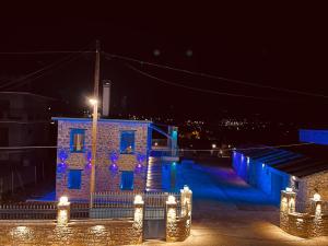 Piscina di ΒΙΛΛΑ ΤΟ ΠΕΤΡΙΝΟ stone bild villa full equipment o nelle vicinanze