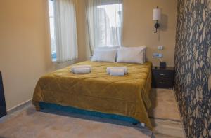 Letto o letti in una camera di ΒΙΛΛΑ ΤΟ ΠΕΤΡΙΝΟ stone bild villa full equipment