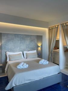 a bedroom with a large bed with two towels at Casamediterranea in Sperlonga