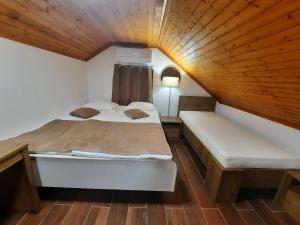 Кровать или кровати в номере Gostisce Jezero
