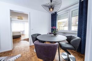 comedor con mesa y sillas en City Wohnung FN L 5 KLIMATISIERT mit Balkon und Küche, en Friedrichshafen