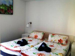 una camera da letto con un letto e asciugamani di Ferienwohnung Baabe a Baabe
