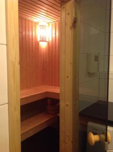 ein Badezimmer mit einer Sauna mit Licht in der Unterkunft Ferienwohnung Baabe in Baabe + 6 Fotos