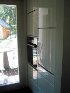 a kitchen with a glass cabinet with a window at Ferienwohnung Baabe in Baabe