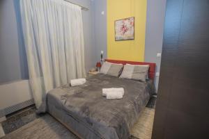 1 dormitorio con 1 cama con 2 toallas en Efis guest house near Nafpaktos-Fully Equipped Home, en Nafpaktos