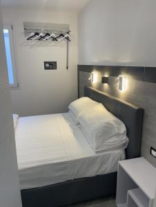 Postel nebo postele na pokoji v ubytování LA CASA DELLE FATE-Area Marina Protetta