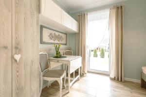 APARTEMENTY ''WERANDA'' z ogrodem w centrum的休息区