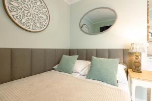 APARTEMENTY ''WERANDA'' z ogrodem w centrum客房内的一张或多张床位