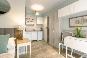APARTEMENTY ''WERANDA'' z ogrodem w centrum的厨房或小厨房
