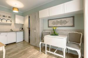APARTEMENTY ''WERANDA'' z ogrodem w centrum的厨房或小厨房