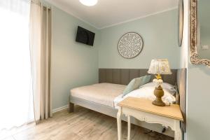 APARTEMENTY ''WERANDA'' z ogrodem w centrum客房内的一张或多张床位