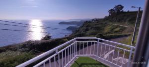 een balkon met uitzicht op de oceaan bij Lighthouse Perlora vacaciones en el mar in Perlora