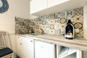 APARTEMENTY ''WERANDA'' z ogrodem w centrum的厨房或小厨房