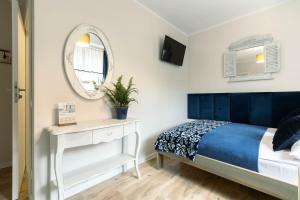 APARTEMENTY ''WERANDA'' z ogrodem w centrum客房内的一张或多张床位