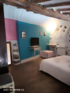 Habitación con 1 dormitorio con 1 cama y TV. en Atardecer en Gredos 1, en San Bartolomé de Tormes