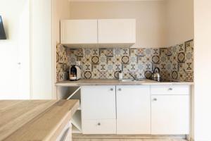 APARTEMENTY ''WERANDA'' z ogrodem w centrum的厨房或小厨房