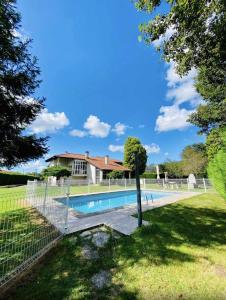 Poolen vid eller i närheten av María Bonita Chalet Villa independiente con piscina y amplio jardín