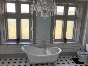 Phòng tắm tại Trawscoed Mansion,Central Wing