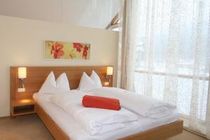 A bed or beds in a room at Hotel Hollweger