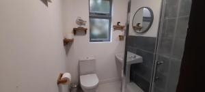 Gallery image of Perranporth Bungalow 2mins Walk to Beach! in Perranporth