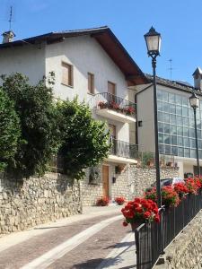 a street light in front of a building with flowers at Chez Carlo 2.0 in Aosta