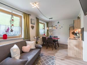 ein Wohnzimmer mit einem Sofa und einem Tisch in der Unterkunft Haus Yvonne in Hopfgarten im Brixental