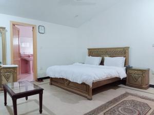 Letto o letti in una camera di Luxury Palace Peshawar