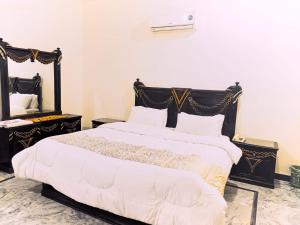 Luxury Palace Peshawar 객실 침대