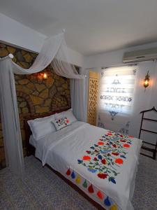 Postel nebo postele na pokoji v ubytování Adahan Bozcaada Otel