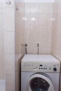 een wasmachine en droger in een kleine badkamer bij Ferienhaus Meerblick 37 in Glücksburg