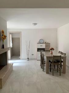 eine Küche und ein Esszimmer mit einem Tisch und Stühlen in der Unterkunft Civico35 in San Vito dei Normanni