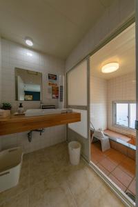 白浜町にあるVilla BluMare Shirahamaのトイレ、洗面台、鏡を備えたバスルーム +23枚の写真