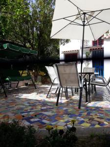 patio ze stołem, parasolem i krzesłami w obiekcie Casa Vacanze Smeralda Amalfi Coast w mieście Vietri sul Mare