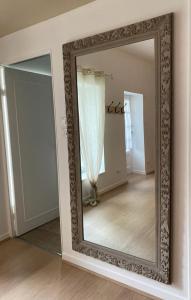 um espelho numa parede num quarto com um corredor em Appartement cosy en centre ville avec SPA et jardin em Dijon
