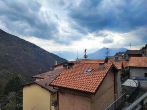 a view of roofs of houses with mountains in the background at Casa Patrizia in Sueglio