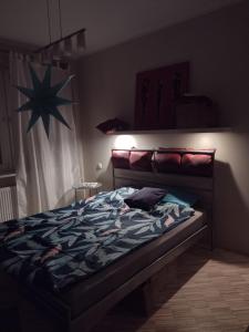 1 dormitorio con 1 cama con una estrella en la pared en TOtuTOtam, en Varsovia