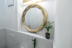 een badkamer met een spiegel op een witte muur bij City Wohnung Relax 3 klimatisiert in Friedrichshafen