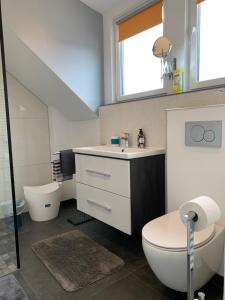 Phòng tắm tại Ferienwohnung Sunny - Moderne Ferienwohnung im Grünen in Saarbrücken-West +31 ảnh