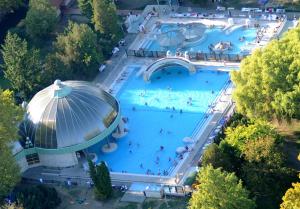 an overhead view of a large pool with people in it at Aranyvár Apartment in Eger