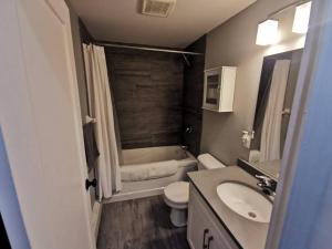a small bathroom with a toilet and a sink at Modern 1 bedroom apartment in Wortley Village in London