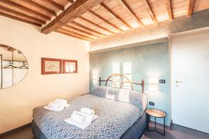 a hotel room with a bed and a desk at Hotel Della Fortezza in Sorano