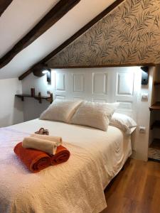 A bed or beds in a room at Casa Rural Chao de Castro