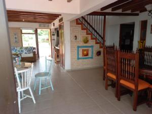 een woonkamer met een trap en een tafel en stoelen bij Finca espectacular- Lago Calima in Madroñal