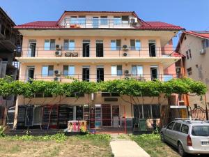 ein Gebäude mit einem davor geparkten Auto in der Unterkunft Apartament 5 camere cu balcon Costinesti plaja 5 minute Nucilor 6 in Costinești