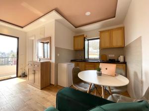 eine Küche mit Tisch und eine Küche mit Laptop in der Unterkunft Apartments Four Countesses in Virpazar