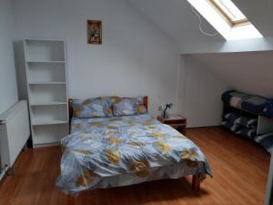 ein Schlafzimmer mit einem Bett mit einer Bettdecke darauf in der Unterkunft Apartament 5 camere cu balcon Costinesti plaja 5 minute Nucilor 6 in Costinești